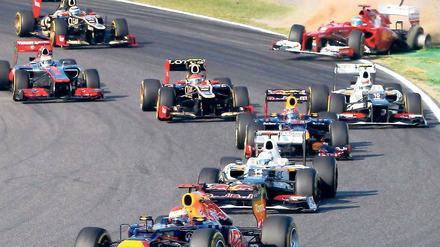 Reifen und Punkte weg. Während Sebastian Vettel direkt nach dem Start auf und davon fuhr, ging der WM-Führende Fernando Alonso in Suzuka nach seinem Unfall in der ersten Kurve leer aus (o. r.). Foto: dpa