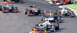Reifen und Punkte weg. Während Sebastian Vettel direkt nach dem Start auf und davon fuhr, ging der WM-Führende Fernando Alonso in Suzuka nach seinem Unfall in der ersten Kurve leer aus (o. r.). Foto: dpa
