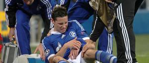 Schalkes Julian Draxler liegt verletzt am Spielfeldrand. Er brach sich in der Champions League gegen HSC Montpellier nach einem Foul von Garry Bocaly den Unterarm.