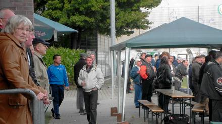 Tiefenentspannte Bero-Fans am Spielfeldrand.