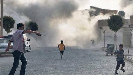 Nach dem Einschlag. Bewohner des türkischen Grenzdorfes Akcakale reagieren panisch, nachdem der Ort von Syrien aus beschossen wurde. Foto: dpa