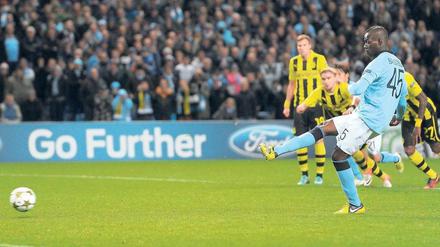 Gegen Deutsche trifft er gern. Mario Balotelli saß lange auf der Bank, kam spät ins Spiel und versaute Borussia Dortmund noch den Abend. Foto: AFP