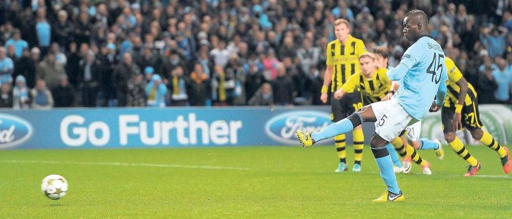 Gegen Deutsche trifft er gern. Mario Balotelli saß lange auf der Bank, kam spät ins Spiel und versaute Borussia Dortmund noch den Abend. Foto: AFP