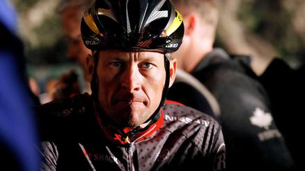Ein dunkler Schatten. Trotz erdrückender Beweise beteuert Lance Armstrong weiterhin, er habe nie gedopt. Für den internationalen Radsport war das Jahr 2012 desaströs. Dass sich wesentliches im System ändert, ist allerdings unwahrscheinlich.