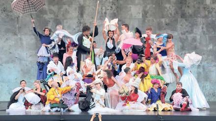 Fest der Farben. Proben für die choreographische Oper „Dido & Aeneas“. Das Stück „Ein Sommernachtsfest“ erlebten Bedürftige in der Waldbühne gratis.