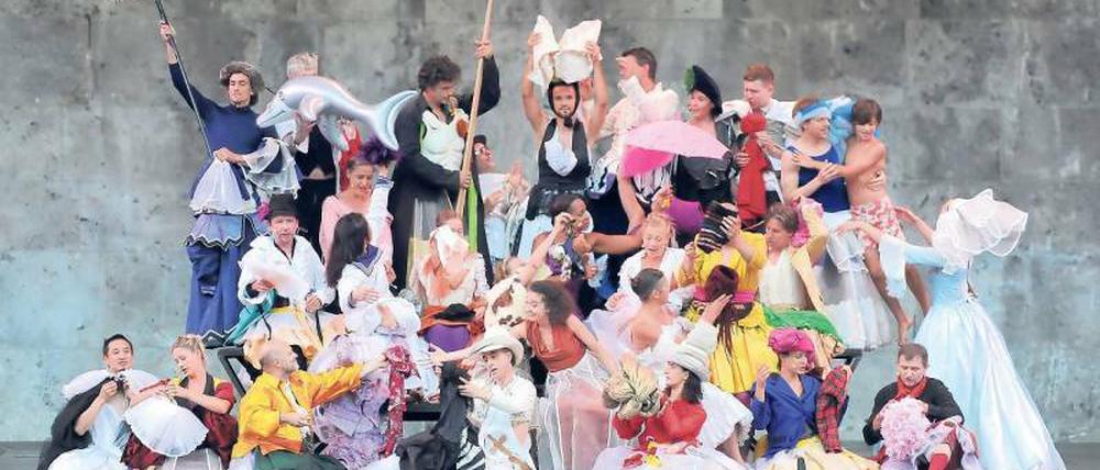 Fest der Farben. Proben für die choreographische Oper „Dido &amp; Aeneas“. Das Stück „Ein Sommernachtsfest“ erlebten Bedürftige in der Waldbühne gratis. 