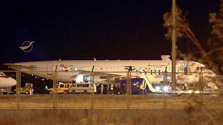 Der Konflikt zwischen den Nachbarländern Syrien und Türkei spitzt sich zu. Am Mittwochabend haben türkische Kampfjets eine syrische Passagiermaschine gezwungen, in Ankara zu landen.