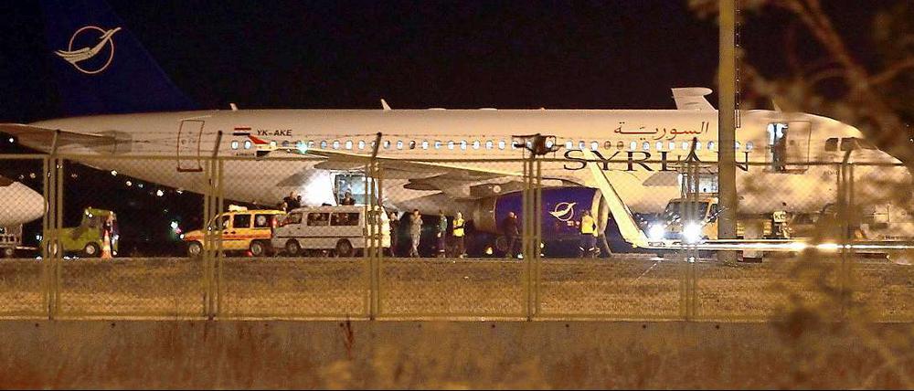 Der Konflikt zwischen den Nachbarländern Syrien und Türkei spitzt sich zu. Am Mittwochabend haben türkische Kampfjets eine syrische Passagiermaschine gezwungen, in Ankara zu landen.