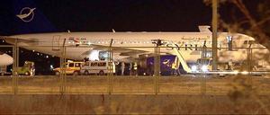 Der Konflikt zwischen den Nachbarländern Syrien und Türkei spitzt sich zu. Am Mittwochabend haben türkische Kampfjets eine syrische Passagiermaschine gezwungen, in Ankara zu landen.
