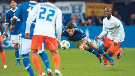 Mit höchstem Einsatz. Schalkes Verteidiger Kyriakos Papadopoulos (blau) und Montpelliers Angreifer Souleymane Camara kämpfen um den Ball. Foto: AFP