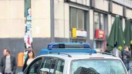 Tatort Alex. Passanten fanden den jungen Mann am Ausgang des Bahnhofs.