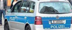 Tatort Alex. Passanten fanden den jungen Mann am Ausgang des Bahnhofs.