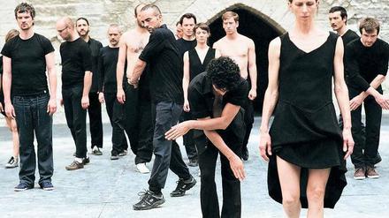 Kraft der Gemeinschaft. Eine Aufführung von „Cesena“ im Sommer im Papstpalast in Avignon.