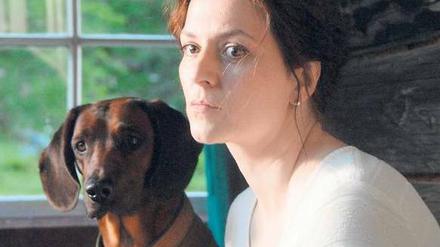 Wie viel Mensch steckt im Tier und umgekehrt? Die Frau (Martina Gedeck) und ihr engster Gefährte, der Hund Luchs. 