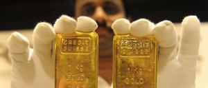 Statt Goldbarren zu kaufen, können Verbraucher mit Zertifikaten, Goldfonds oder Sparplänen in das Edelmetall investieren.