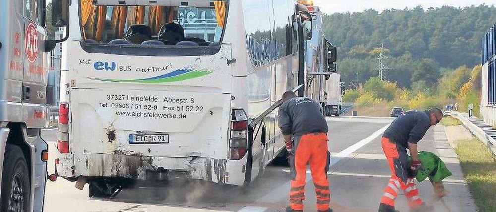 Am Unfallort. Auf den Bus aus Thüringen war ein Lastwagen aufgefahren. Foto: dpa/Bernd Settnik