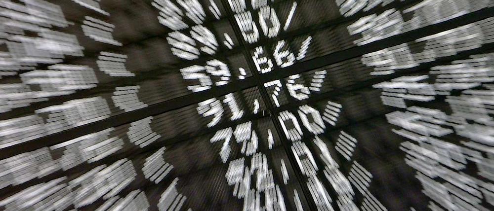 Das monetäre Zeitalter: Anzeigetafel im Handelssaal der Wertpapierbörse in Frankfurt.