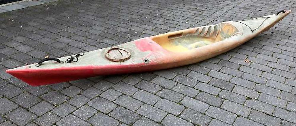 Dieses Kajak steht möglicherweise in Zusammenhang mit der Entführung. Die Polizei bittet um Hinweise.