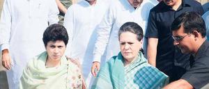 Sonia Gandhi, Chefin der mächtigen Kongresspartei (vorne rechts), besucht die Familie des Mädchens, das sich verbrannt hat. Foto: AFP