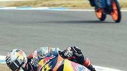 Stehaufmännchen. Sandro Cortese stieg nach seinem Sturz wieder aufs Motorrad und wurde noch Sechster. Foto: AFP