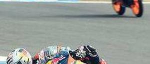 Stehaufmännchen. Sandro Cortese stieg nach seinem Sturz wieder aufs Motorrad und wurde noch Sechster. Foto: AFP