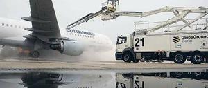 Die Tegeler Bodencrew hat jetzt mehr Personal und Maschinen. Bei einem Testlauf zeigte sie schon mal, wie es im Winter funktionieren könnte. 