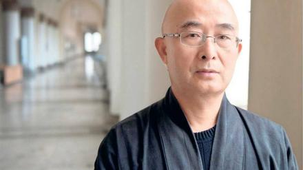 In der Fremde. Liao Yiwu reiste 2011 nach Berlin aus. Bei seiner Ankunft streckte er die Zunge heraus, „um die Luft zu schmecken, sie war süß. Die Luft der Freiheit ist süß.“