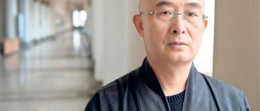 In der Fremde. Liao Yiwu reiste 2011 nach Berlin aus. Bei seiner Ankunft streckte er die Zunge heraus, „um die Luft zu schmecken, sie war süß. Die Luft der Freiheit ist süß.“