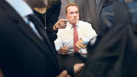 Heldenleben. Arnold Schwarzenegger beim Signieren seines Buchs in Frankfurt. Foto: AFP