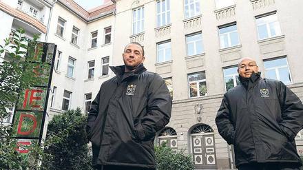 Stark, aber nicht ruppig. Okan Bicakci (links) und Masieh Jahn arbeiten für den Sicherheitsdienst RSB. Von Montag an ist ihr Einsatzort die Albert-Schweitzer-Schule Neukölln. Wie man mit Jugendlichen umgeht, wie man auf sie zugeht, haben beide gelernt. Das Motto lautet: nicht provokant wirken und immer schön sachlich bleiben. 