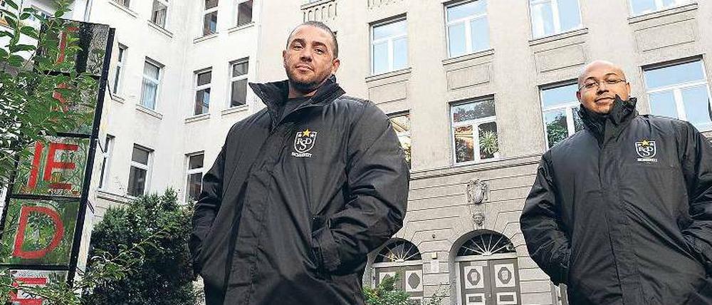 Stark, aber nicht ruppig. Okan Bicakci (links) und Masieh Jahn arbeiten für den Sicherheitsdienst RSB. Von Montag an ist ihr Einsatzort die Albert-Schweitzer-Schule Neukölln. Wie man mit Jugendlichen umgeht, wie man auf sie zugeht, haben beide gelernt. Das Motto lautet: nicht provokant wirken und immer schön sachlich bleiben. 