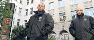 Stark, aber nicht ruppig. Okan Bicakci (links) und Masieh Jahn arbeiten für den Sicherheitsdienst RSB. Von Montag an ist ihr Einsatzort die Albert-Schweitzer-Schule Neukölln. Wie man mit Jugendlichen umgeht, wie man auf sie zugeht, haben beide gelernt. Das Motto lautet: nicht provokant wirken und immer schön sachlich bleiben.