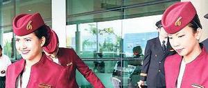 Immer besser vernetzt. Die Stewardessen von Qatar Airways sind in insgesamt 111 Maschinen unterwegs und fliegen 120 Ziele in 70 Ländern an. 