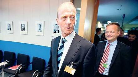 An der Politik gescheitert. Den ganz großen Coup wollte EADS-Chef Tom Enders (Mitte) landen. Durch die Fusion des Eurofighter-Herstellers mit dem britischen Konkurrenten BAE wäre der weltgrößte Rüstungskonzern entstanden. Foto: dpa