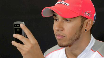 Lewis Hamilton ist ein begeistertet Twitterer - und provoziert regelmäßig kleine und große Skandale. Nachdem er vor Kurzem erst brisante Technik-Daten seines Formel-1-Autos veröffentlichte, beschimpfte er wenig später seinen Teamkollegen Jenson Button. Öffentlich. 