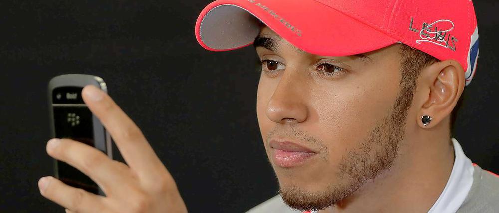 Lewis Hamilton ist ein begeistertet Twitterer - und provoziert regelmäßig kleine und große Skandale. Nachdem er vor Kurzem erst brisante Technik-Daten seines Formel-1-Autos veröffentlichte, beschimpfte er wenig später seinen Teamkollegen Jenson Button. Öffentlich. 