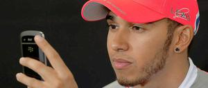 Lewis Hamilton ist ein begeistertet Twitterer - und provoziert regelmäßig kleine und große Skandale. Nachdem er vor Kurzem erst brisante Technik-Daten seines Formel-1-Autos veröffentlichte, beschimpfte er wenig später seinen Teamkollegen Jenson Button. Öffentlich.