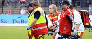 Pyrrhus-Sieg: Die verletzte Frankfurterin Fatmire Bajramaj wird vom Platz getragen.