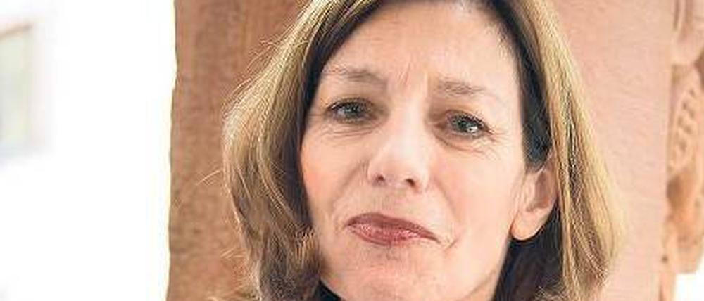 Ursula Krechel, 1947 als Tochter eines Psychologen in Trier geboren, lebt nach langen Jahren in Frankfurt am Main heute in Berlin-Wilmersdorf. Die promovierte Germanistin gab bereits 1972 eine Stelle als Dramaturgin an den Städtischen Bühnen Dortmund auf, um freie Schriftstellerin zu werden. Sie debütierte 1974 mit dem Stück „Erika“, das vom Emanzipationsversuch einer Sekretärin handelt und in sechs Sprachen übersetzt wurde. Es folgte der Essayband „Selbsterfahrung und Fremdbestimmung“, eine Bilanz der damals neuen Frauenbewegung. Von dieser Aufbruchsstimmung ist auch ihr Lyrikdebüt „Nach Mainz!“ (1977) getragen. In ihrem Bemühen, die eigene Erfahrung der Wirklichkeit als poetischen Maßstab zu nehmen und im Privaten dezidiert das Politische zu suchen, wurde sie rasch der Neuen Subjektivität zugerechnet. Davon ist auch ihr Romandebüt „Zweite Natur“ (1981) geprägt, das in einer Frankfurter Wohngemeinschaft spielt. Seit 2001 erscheinen Krechels inzwischen mehr als 30 Bücher im Salzburger Verlag Jung und Jung. Neben der spielerischen Welterkundung wie im Lyrikband „Kakaoblau“ sind immer wieder Gewalt („Der Übergriff“) und Krieg („Stimmen aus dem harten Kern“) ihr Thema. Aufsehen erregte sie 2008 mit dem Roman „Shanghai fern von wo“, in dem sie auf der Grundlage historischer Recherchen dem Schicksal jüdischer Emigranten aus Nazi-Deutschland nachgeht. Ihren Marathon durch die jüngere deutsche Geschichte hat Ursula Krechel, die neben vielen anderen Auszeichnungen 2009 den Joseph-Breitbach-Preis erhielt, nun mit „Landgericht“ erfolgreich fortgesetzt.