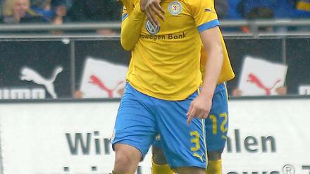 Jubel nach dem 1:0 beim Braunschweiger Torschützen Ermin Bicakcic (v) und Domi Kumbela.