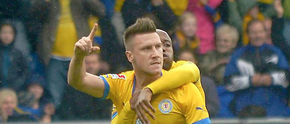 Jubel nach dem 1:0 beim Braunschweiger Torschützen Ermin Bicakcic (v) und Domi Kumbela.