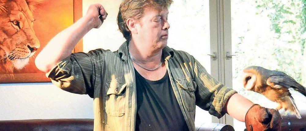 Nichts ist unmöglich. Die Eule der Filmtierschule Harsch fliegt durch Märchenfilme.