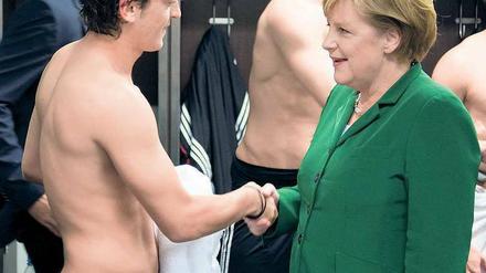 Integrationsgipfel: Die Kanzlerin besucht Mesut Özil und Co. in der Kabine.