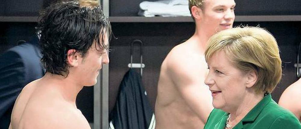 Integrationsgipfel: Die Kanzlerin besucht Mesut Özil und Co. in der Kabine.