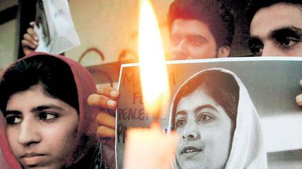 Protest und Erinnerung: An verschiedenen Orten in Pakistan gingen Menschen auf die Straße um an Malala 