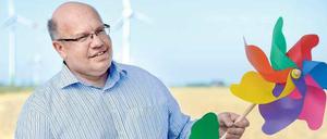 „Ich stehe zur Energiewende“, sagt Bundesumweltminister Peter Altmaier (CDU). Das Foto zeigt ihn vor dem ersten kommerziellen Windpark in Kaiser-Wilhelm-Koog in Schleswig-Holstein während seiner Sommertour. Eine EEG-Reform vor der Wahl ist kaum möglich, aber er will die Zeit wenigstens für die Debatte nutzen. Foto: Marcus Brandt/pa/dpa