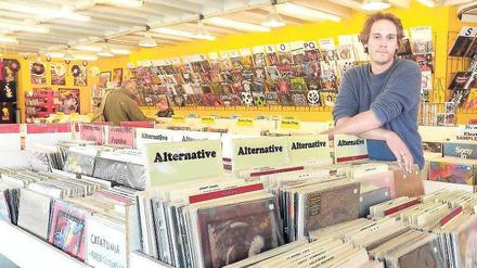 Platten, so weit das Auge reicht. Malte Brants ist Ein- und Verkäufer bei City Music am Breitscheidplatz und sagt, er habe sein „Hobby zum Beruf gemacht“. 