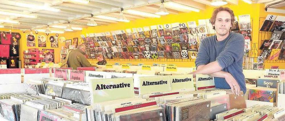 Platten, so weit das Auge reicht. Malte Brants ist Ein- und Verkäufer bei City Music am Breitscheidplatz und sagt, er habe sein „Hobby zum Beruf gemacht“. 