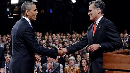 Mit Nachdruck. Nach dem Rededuell in Denver schüttelt Präsident Barack Obama seinem Herausforderer Mitt Romney (rechts) die Hand. Jede Geste der Debatten wird interpretiert.