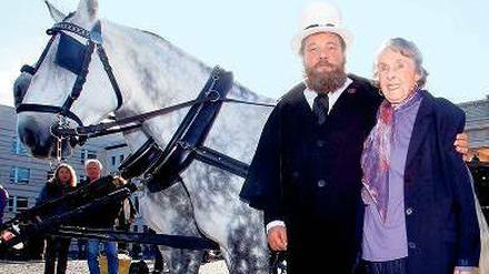 Opa und Enkelin. Schauspieler Walter Plathe spielt den Eisernen Gustav am Ku’dammtheater. Ursula Buchwitz-Wiebach, die Enkelin des echten, ist schon gespannt wie. Foto: Davids